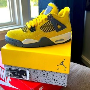 Air Jordan 4 Retro (GS) Tour yellow/Dark blue grey Boys size 6Y NEVER WORN